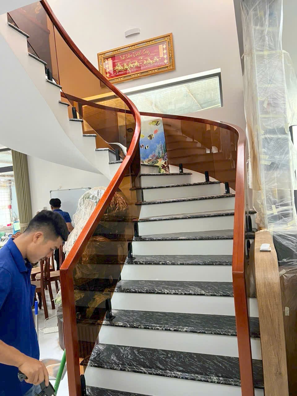 Cầu thang kính cong — ảnh 2