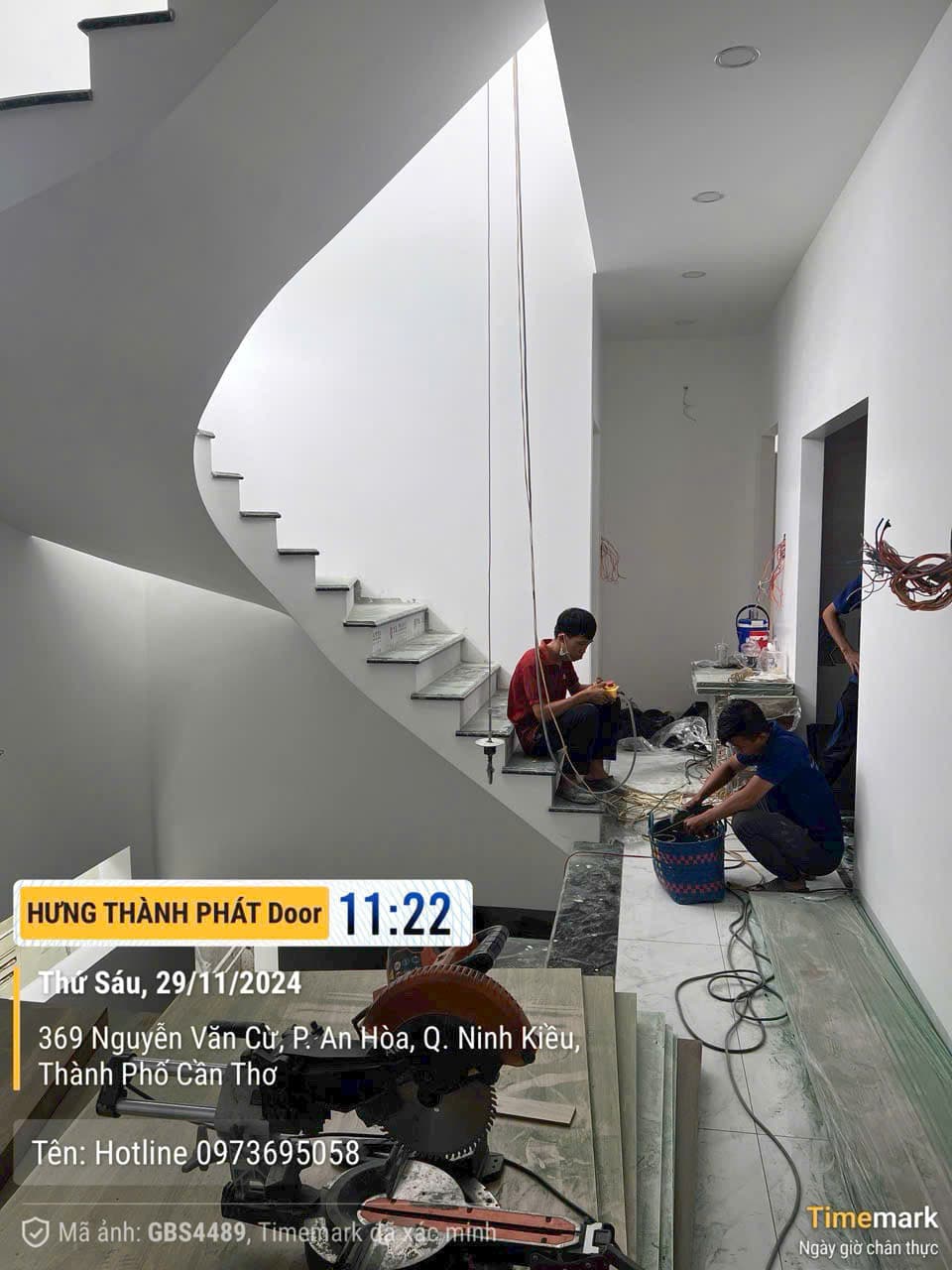 Cầu thang kính cong — ảnh 6