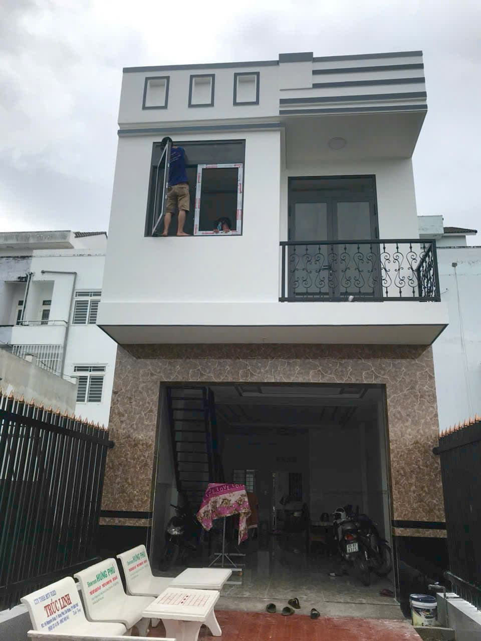 Nhà 2 tầng, lan can sắt