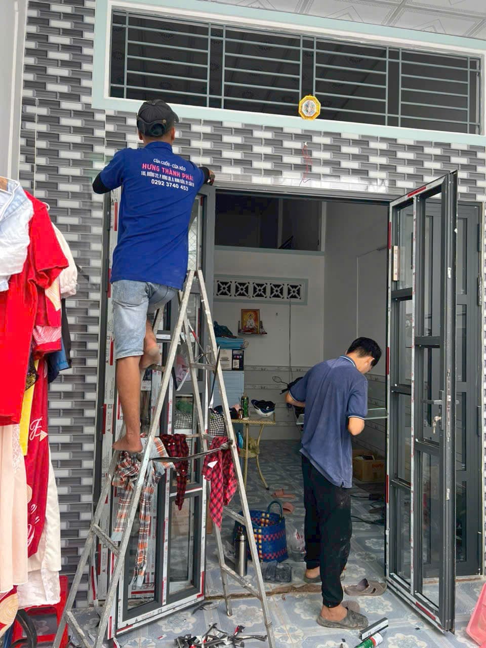 Lắp cửa nhôm, nhà gạch