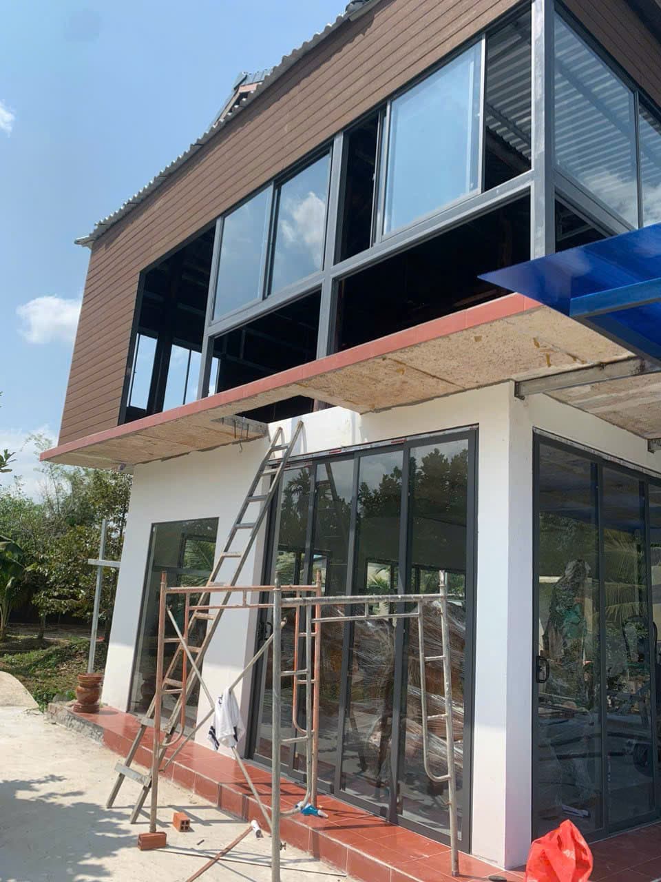 Biệt thự kính hiện đại
