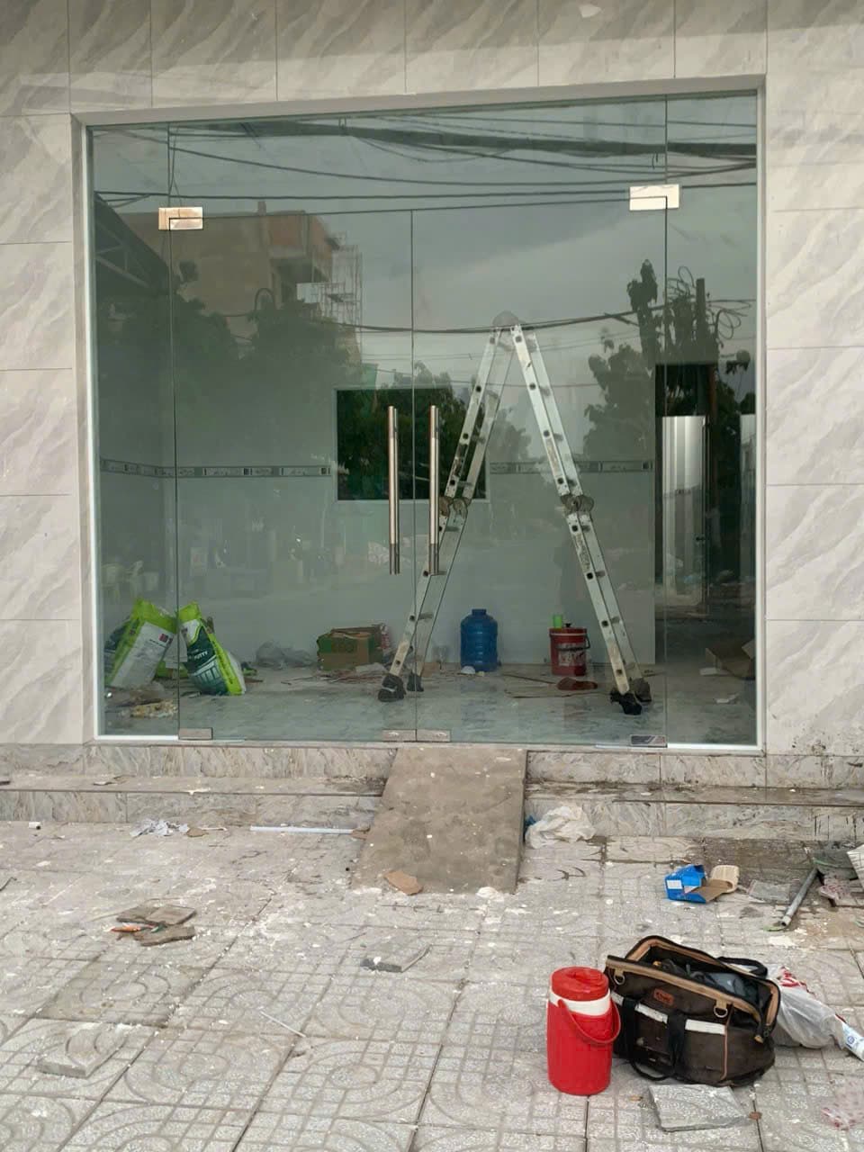 Shopfront kính