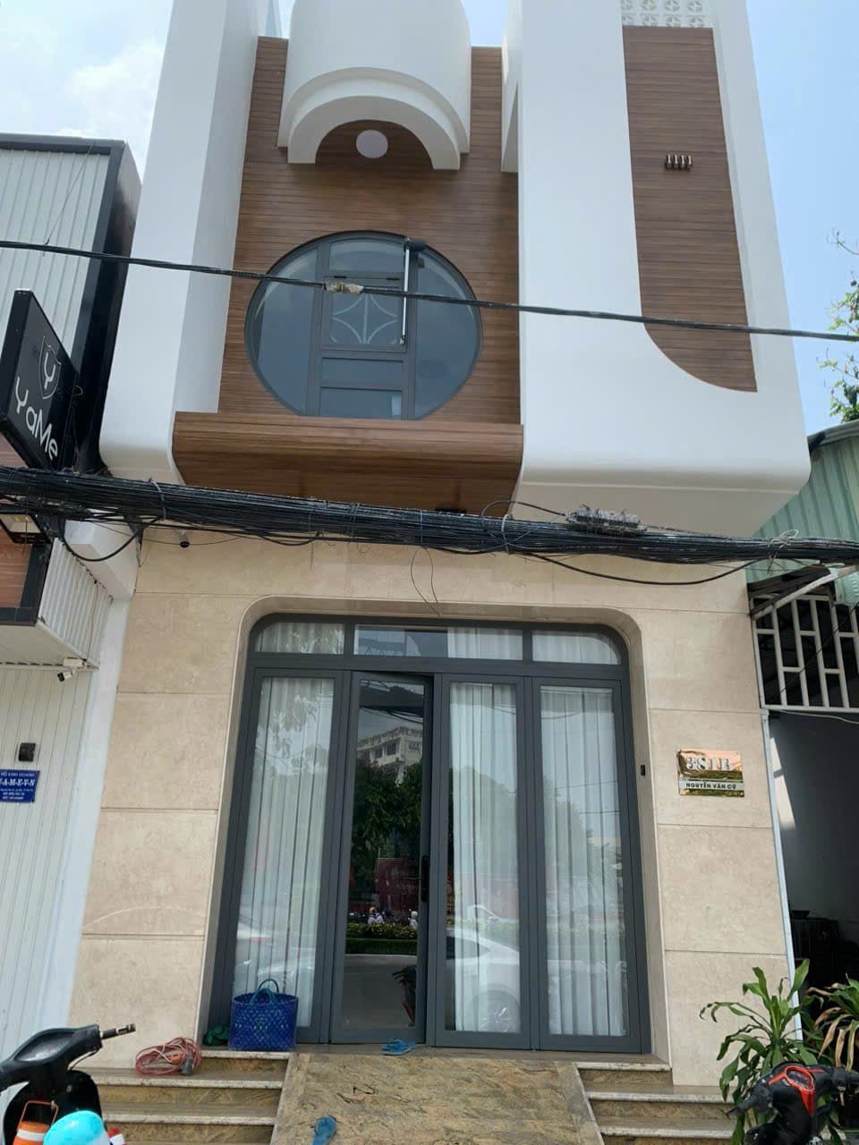 Nhà 2 tầng, cửa vòm tròn, mặt tiền 3D