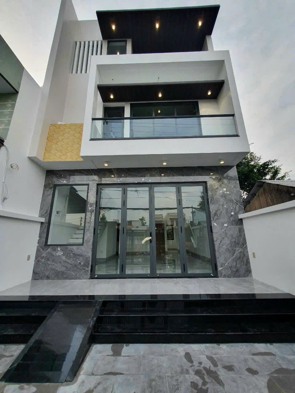 Mặt dựng kính nhà phố — Hưng Thành Phát thi công tại Cần Thơ