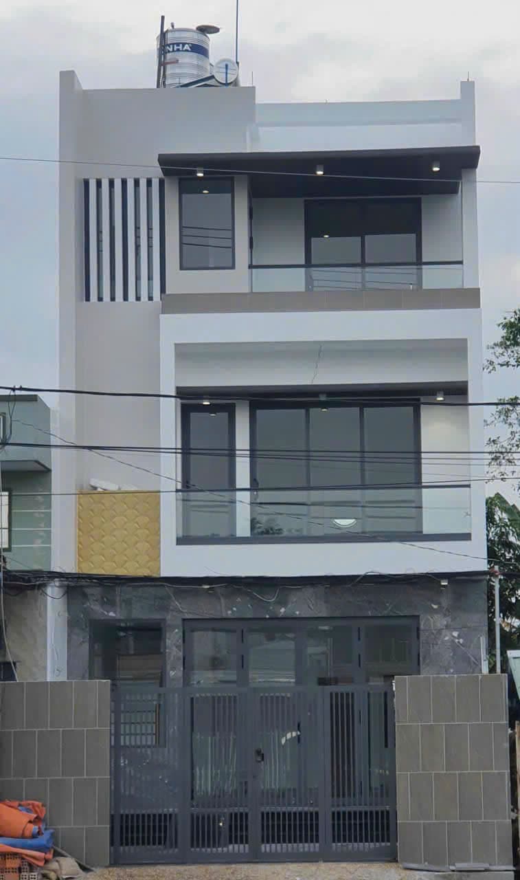 Nhà phố trắng 3 tầng, góc cạnh