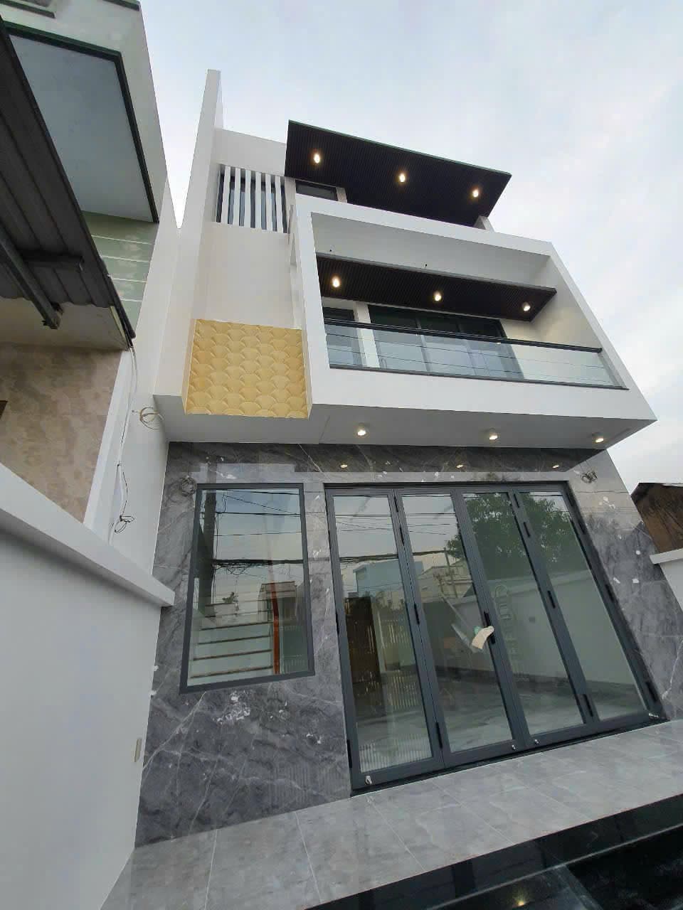 Nhà phố trắng 3 tầng, góc cạnh — ảnh 2
