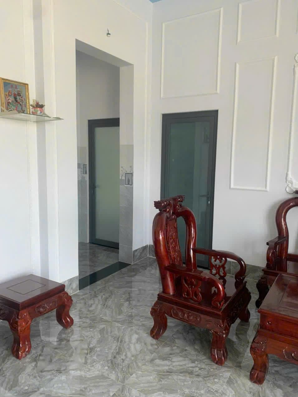 Cửa kính hoa văn đen + sảnh