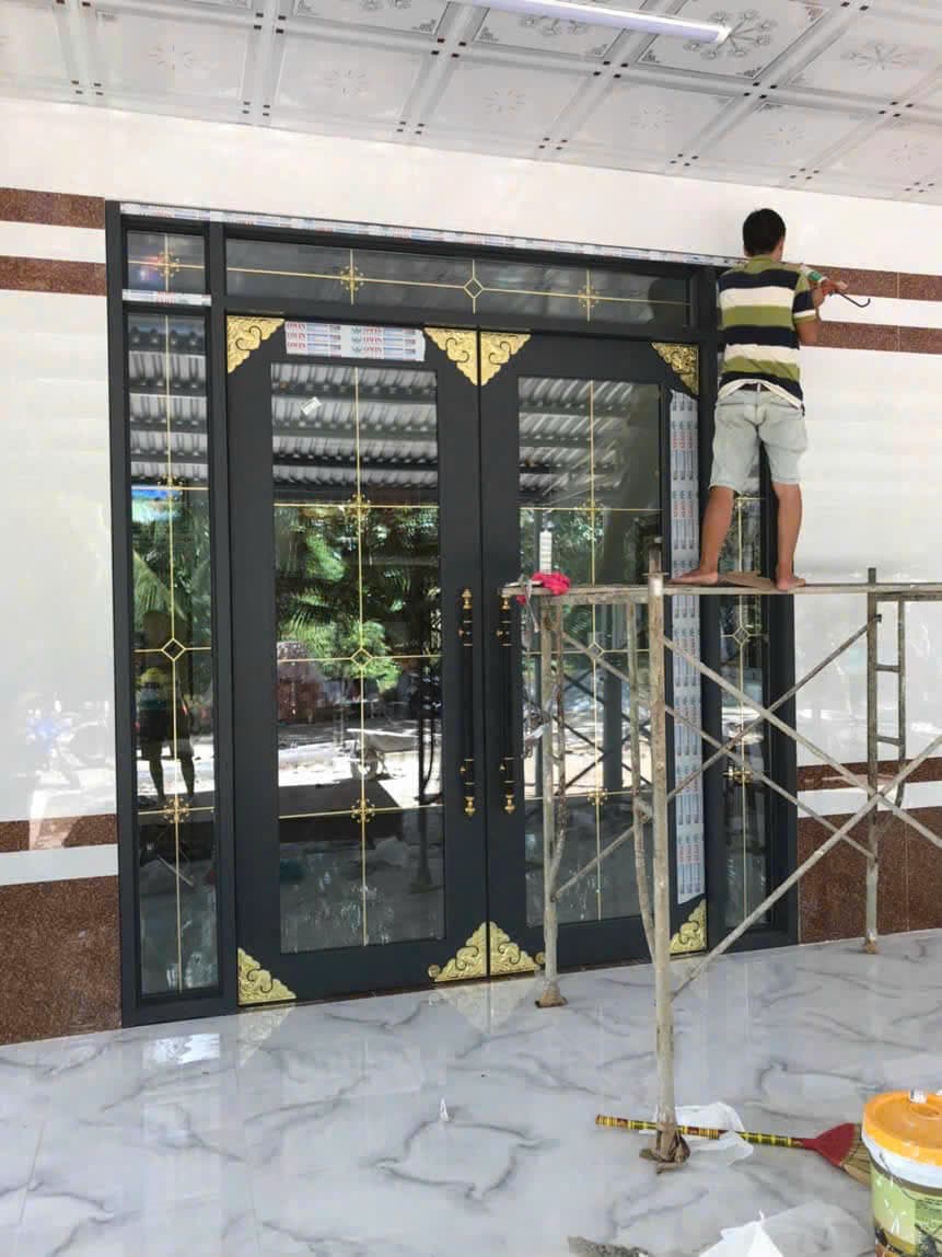 Cửa kính hoa văn đen + sảnh — ảnh 3