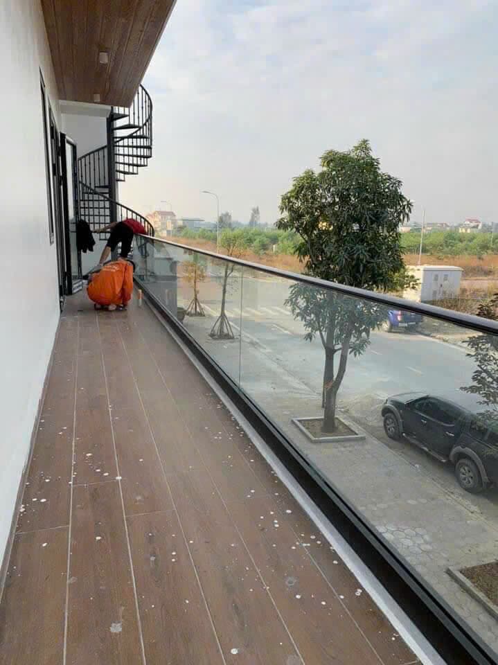 Lan can kính ban công — Hưng Thành Phát thi công tại Cần Thơ