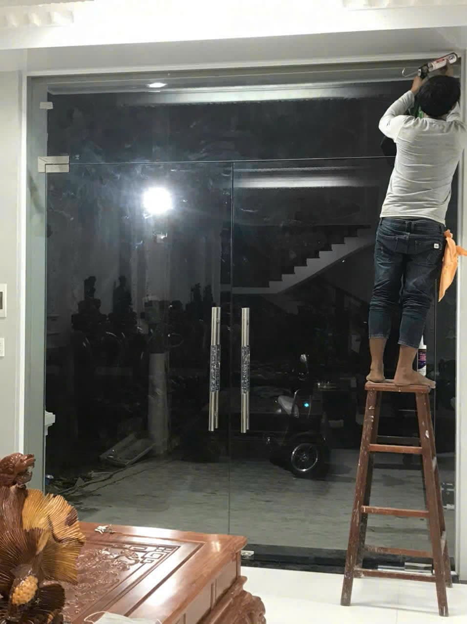 Shopfront kính (lau dọn)