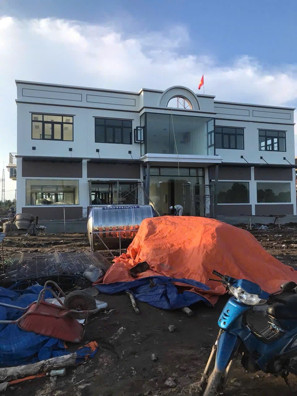 Toà nhà công có cờ — ảnh 4