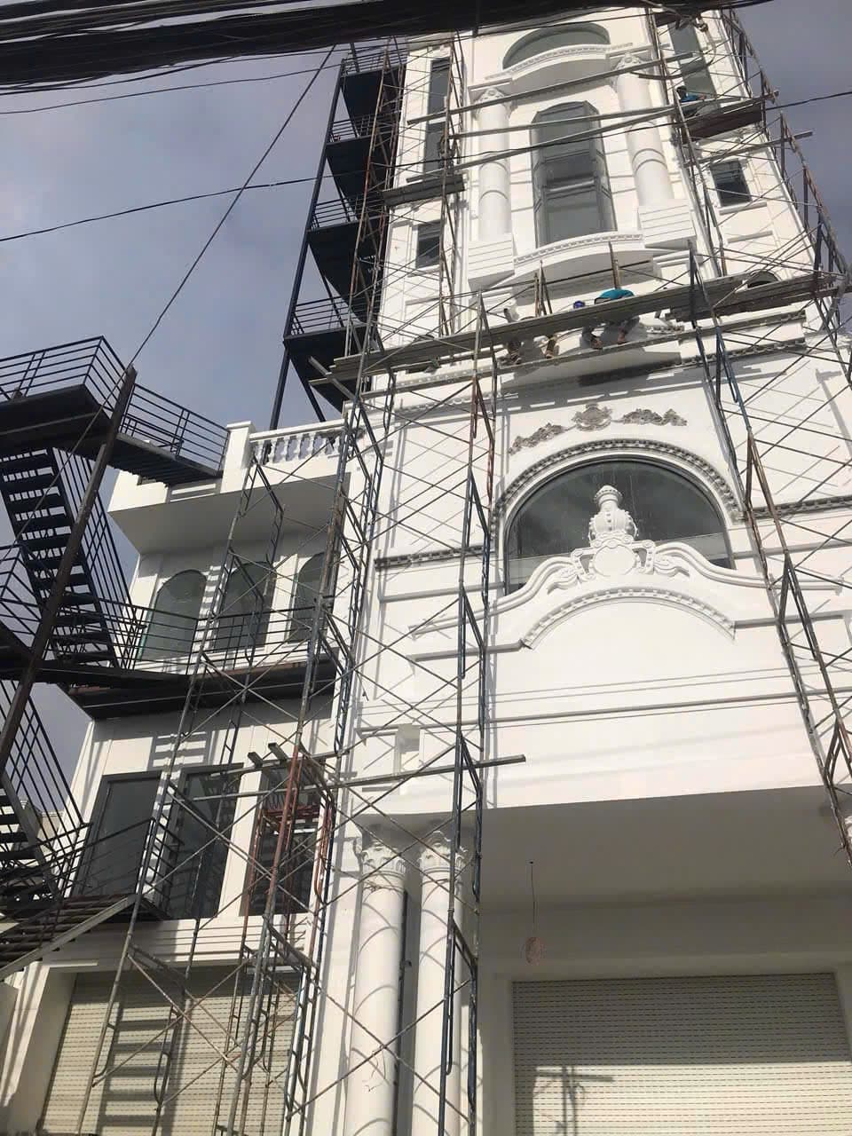 Toà nhà trắng hoa văn, thang thoát hiểm