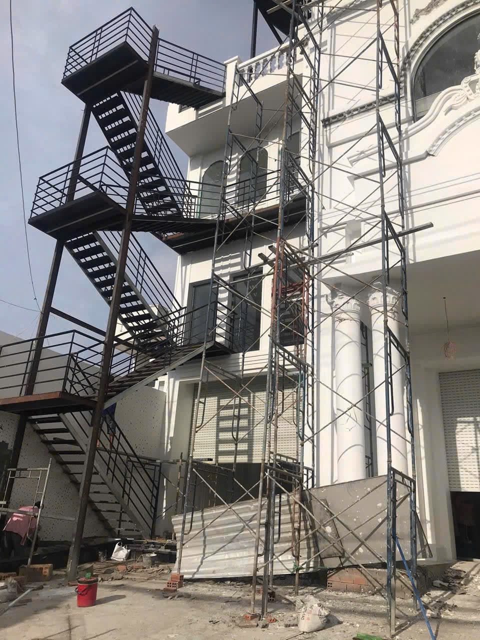 Toà nhà trắng hoa văn, thang thoát hiểm — ảnh 2