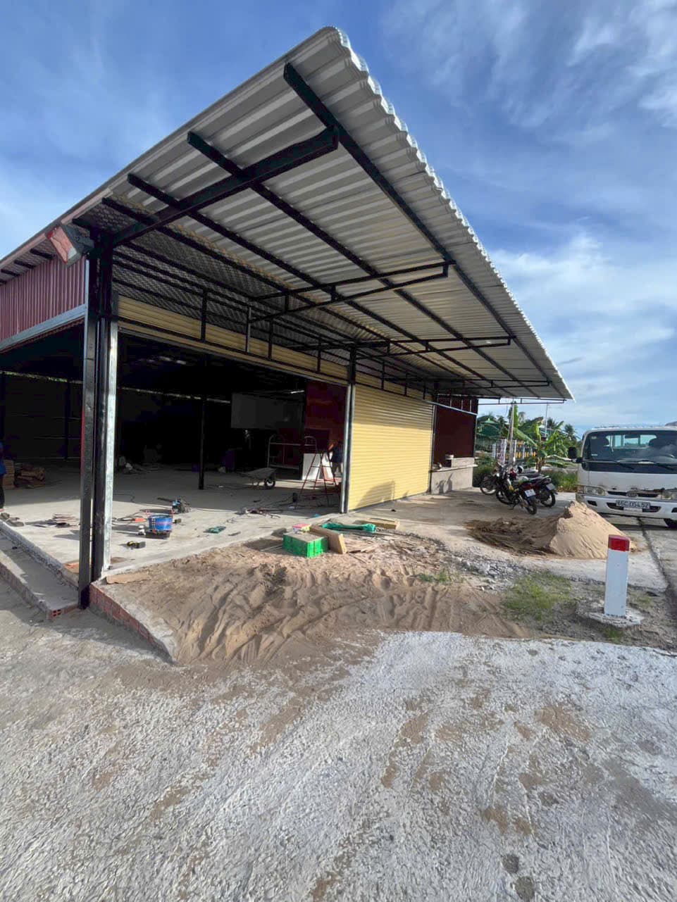 Nhà xưởng khung thép mái (carport)