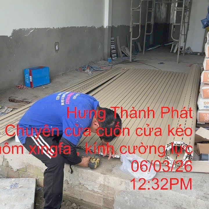 Cửa cuốn kem tường xám