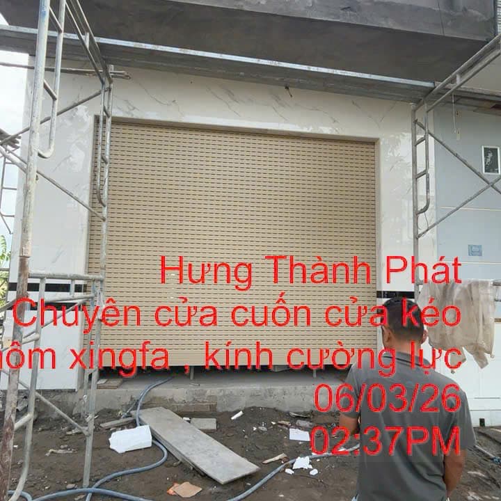 Cửa cuốn kem tường xám — ảnh 2