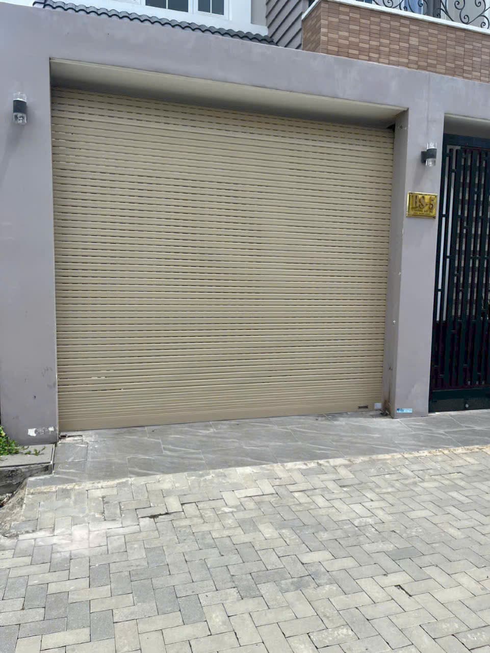 Cửa cuốn kem nhà phố — Hưng Thành Phát thi công tại Cần Thơ