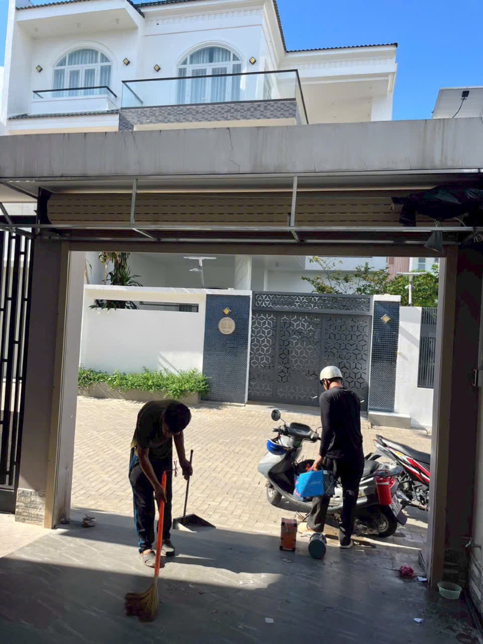 Nhà 2 tầng, cổng đen