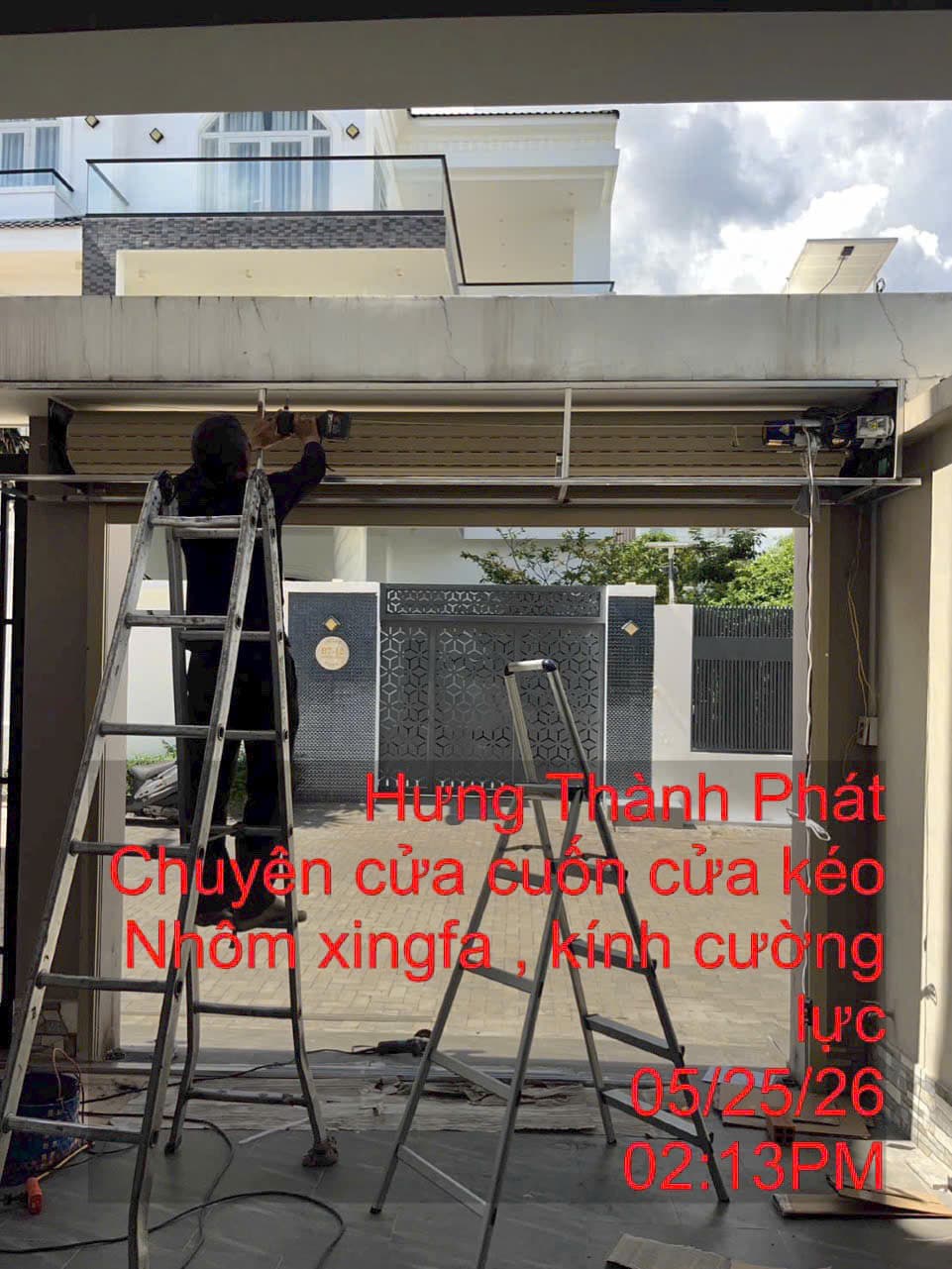 Nhà 2 tầng, cổng đen — ảnh 2
