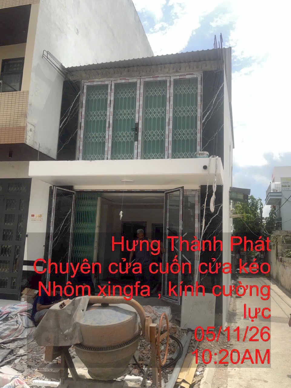 Nhà 2 tầng, cửa kéo xanh