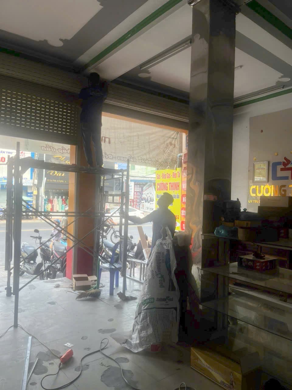 Shop trụ đỏ (GAS), cửa cuốn kem