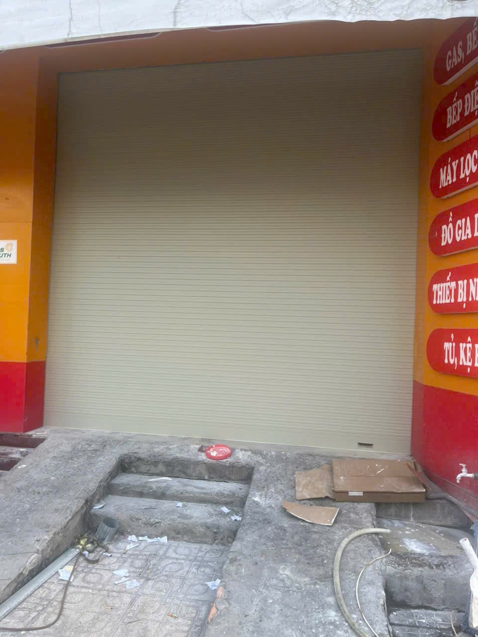 Shop trụ đỏ (GAS), cửa cuốn kem — ảnh 2