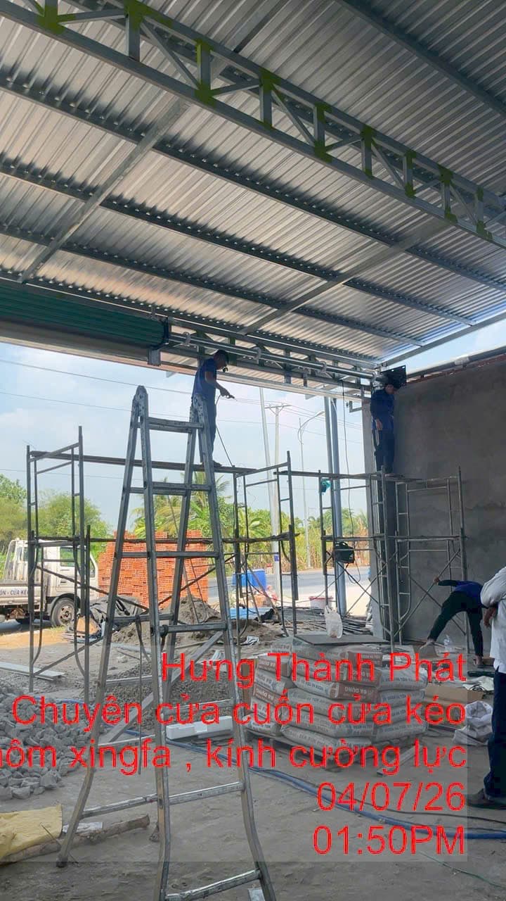 Nhà xưởng, cửa cuốn xanh (đang xây)