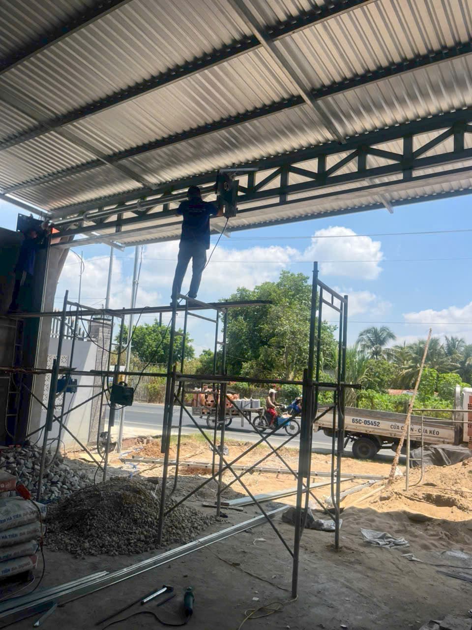 Nhà xưởng, cửa cuốn xanh (đang xây) — ảnh 5