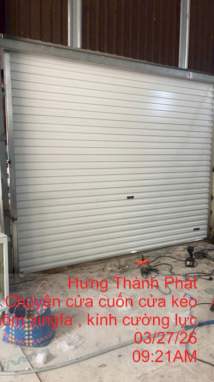 Cửa cuốn trắng, vách tôn