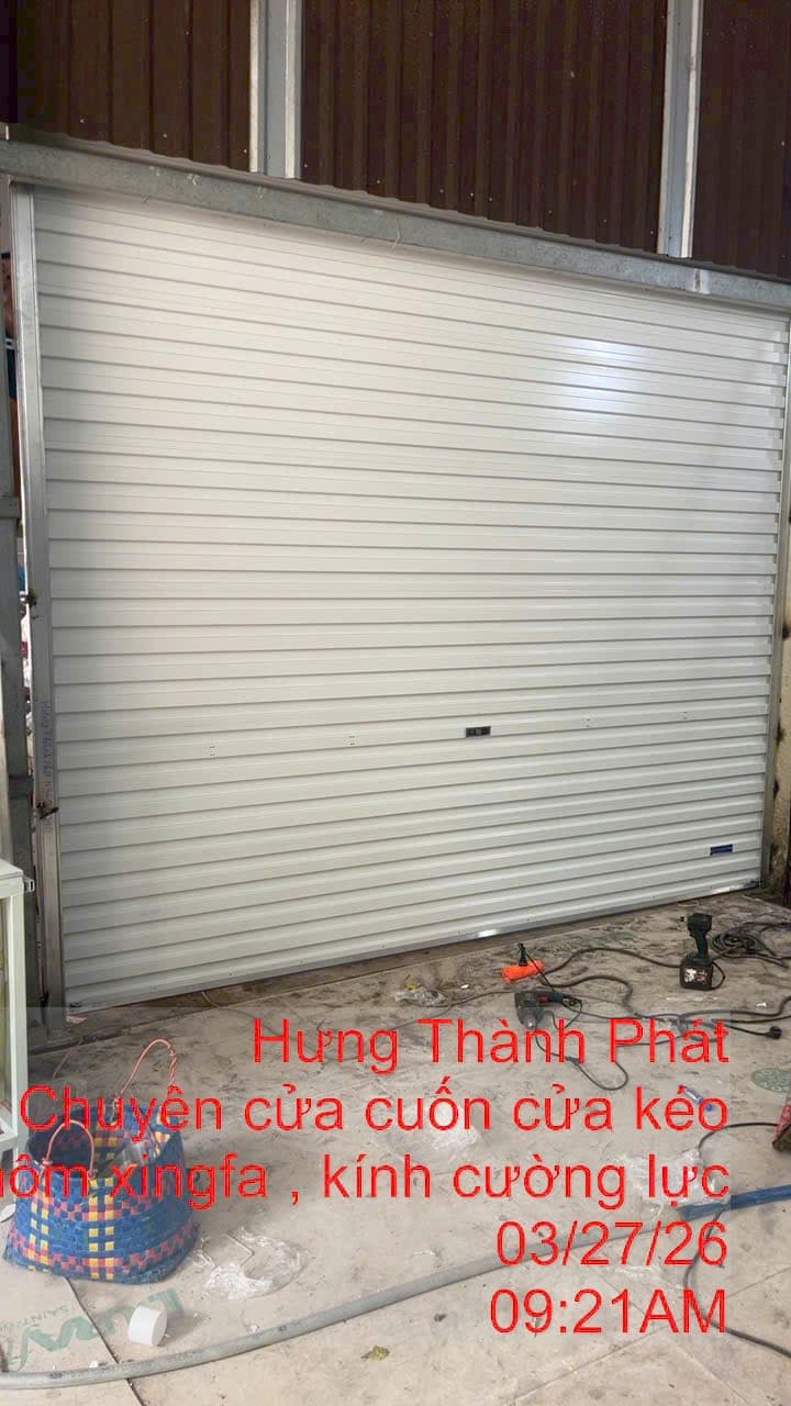 Cửa cuốn trắng, vách tôn — ảnh 2