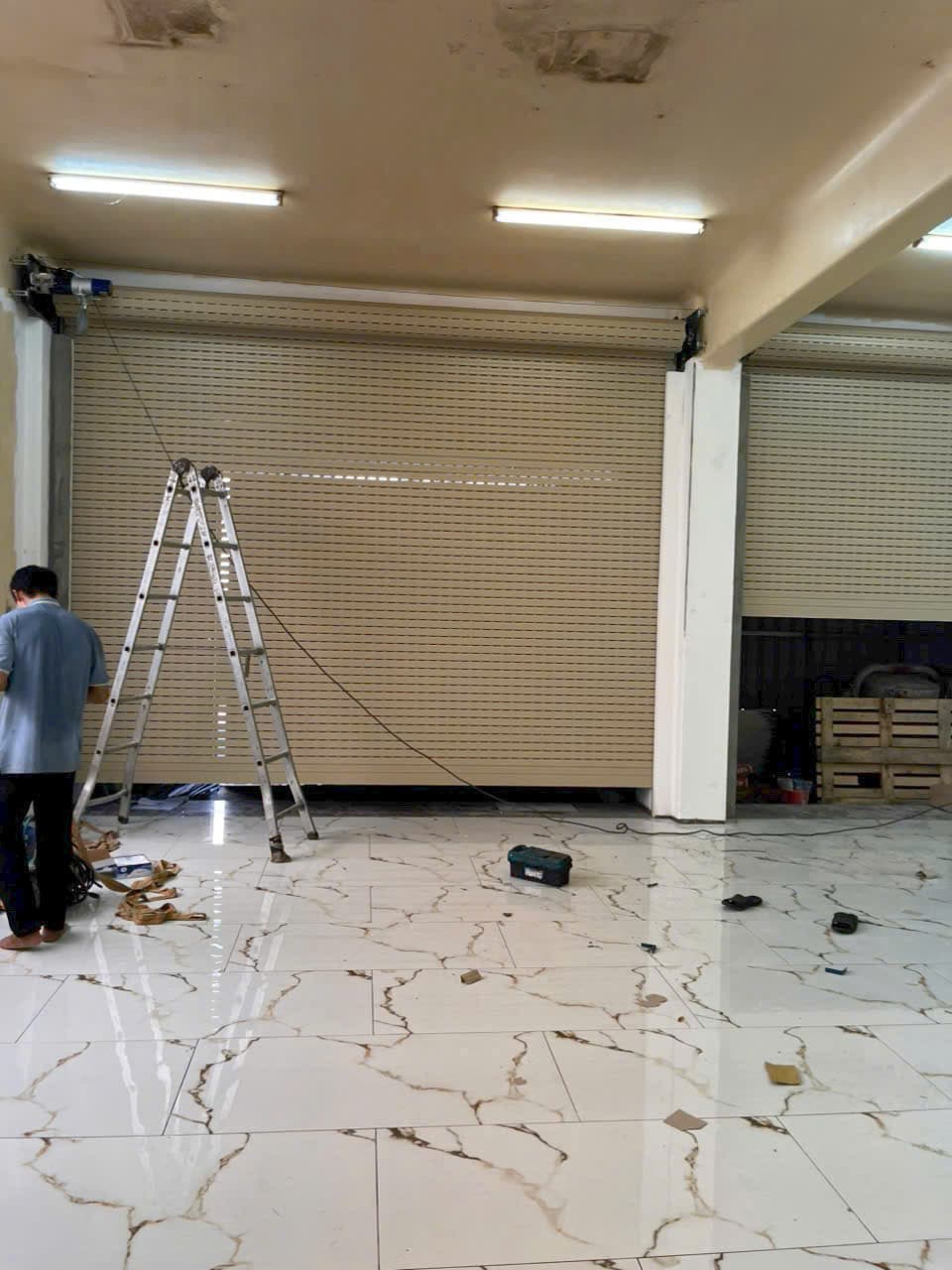 Nội thất cửa cuốn trắng, sàn đá
