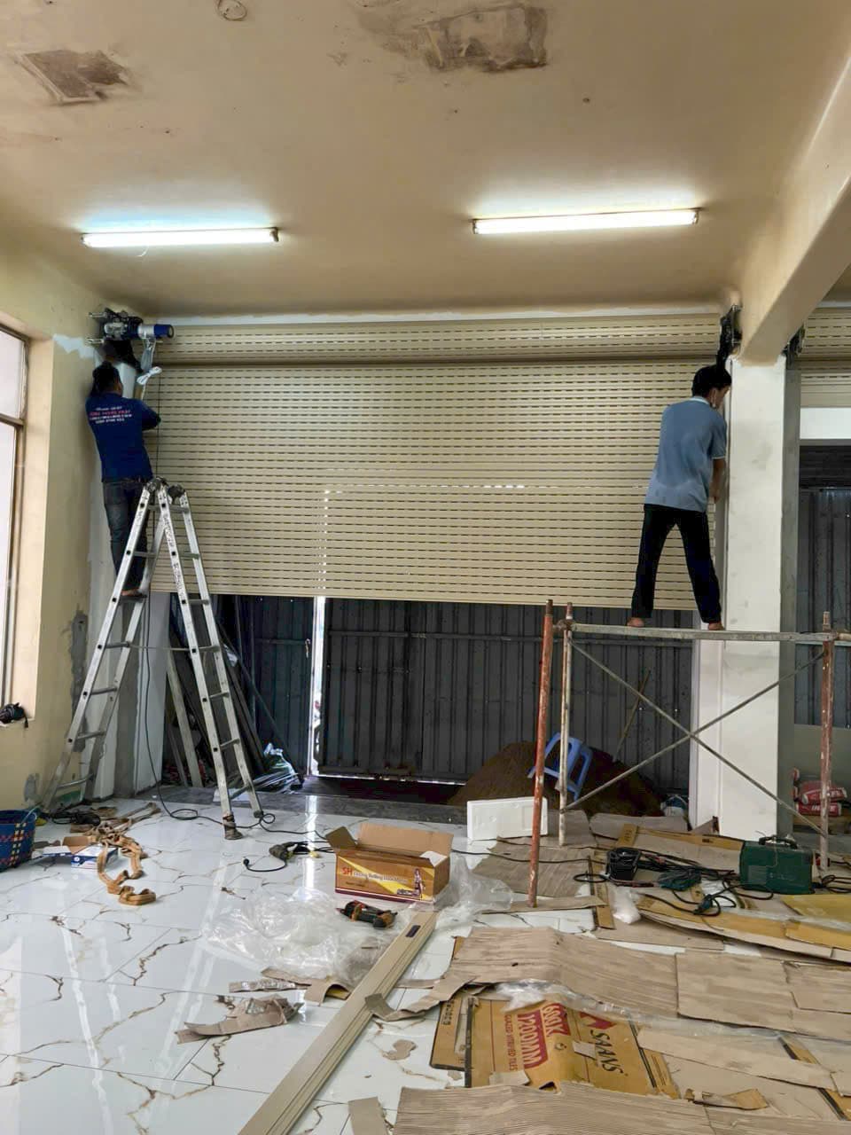 Nội thất cửa cuốn trắng, sàn đá — ảnh 3