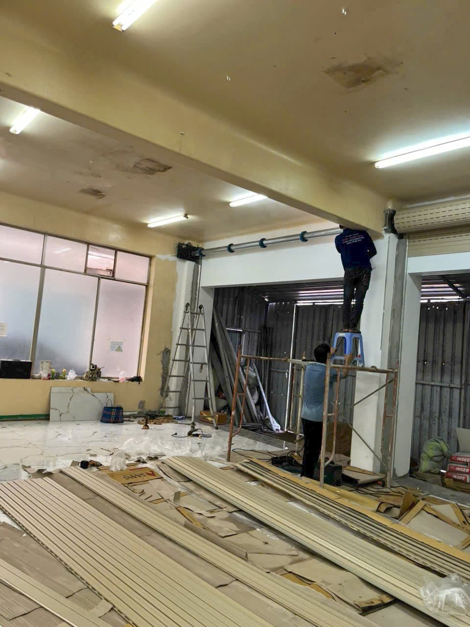 Nội thất cửa cuốn trắng, sàn đá — ảnh 5
