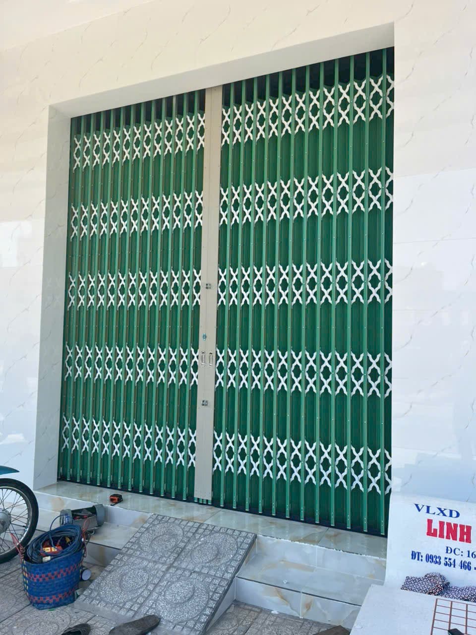 Cửa kéo xanh mặt tiền — Hưng Thành Phát thi công tại Cần Thơ