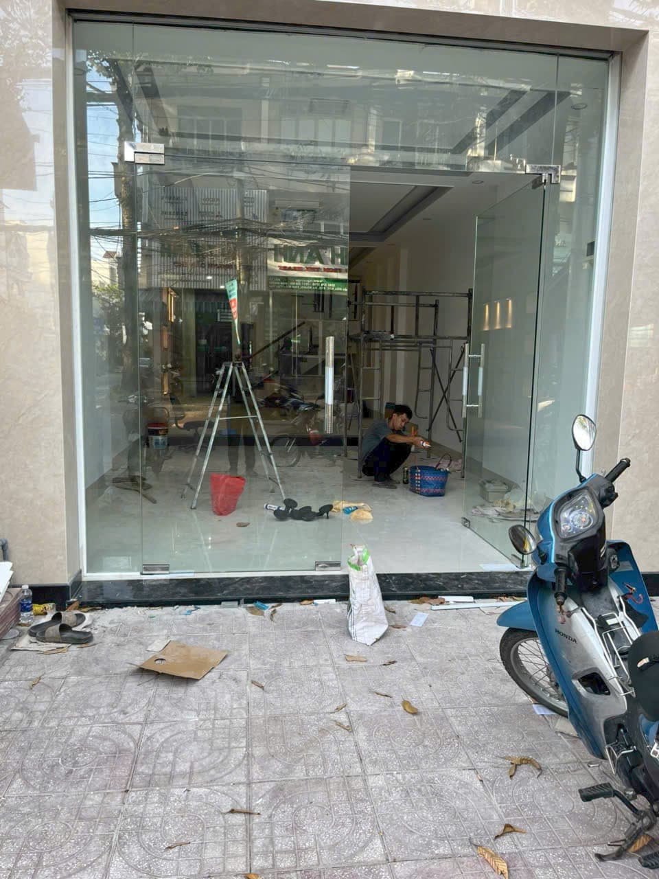 Shopfront kính cải tạo