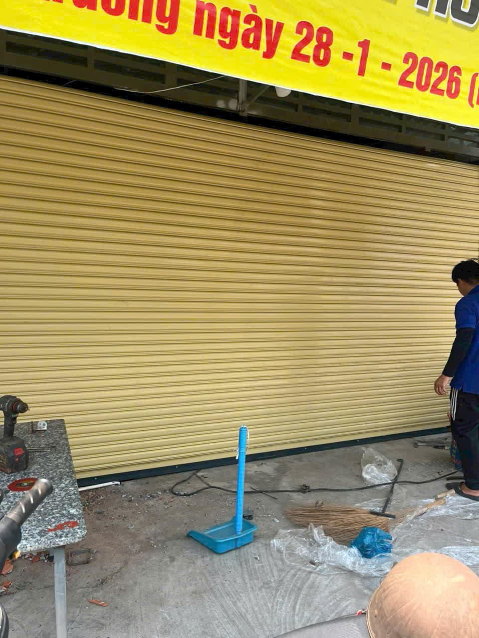 Shop cửa cuốn vàng, khai trương 28-1-2026