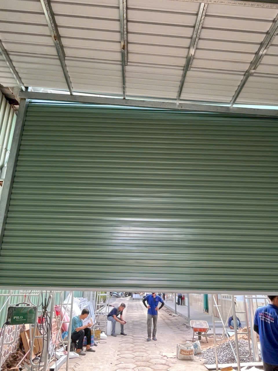 Nhà xưởng cửa cuốn xanh — ảnh 3