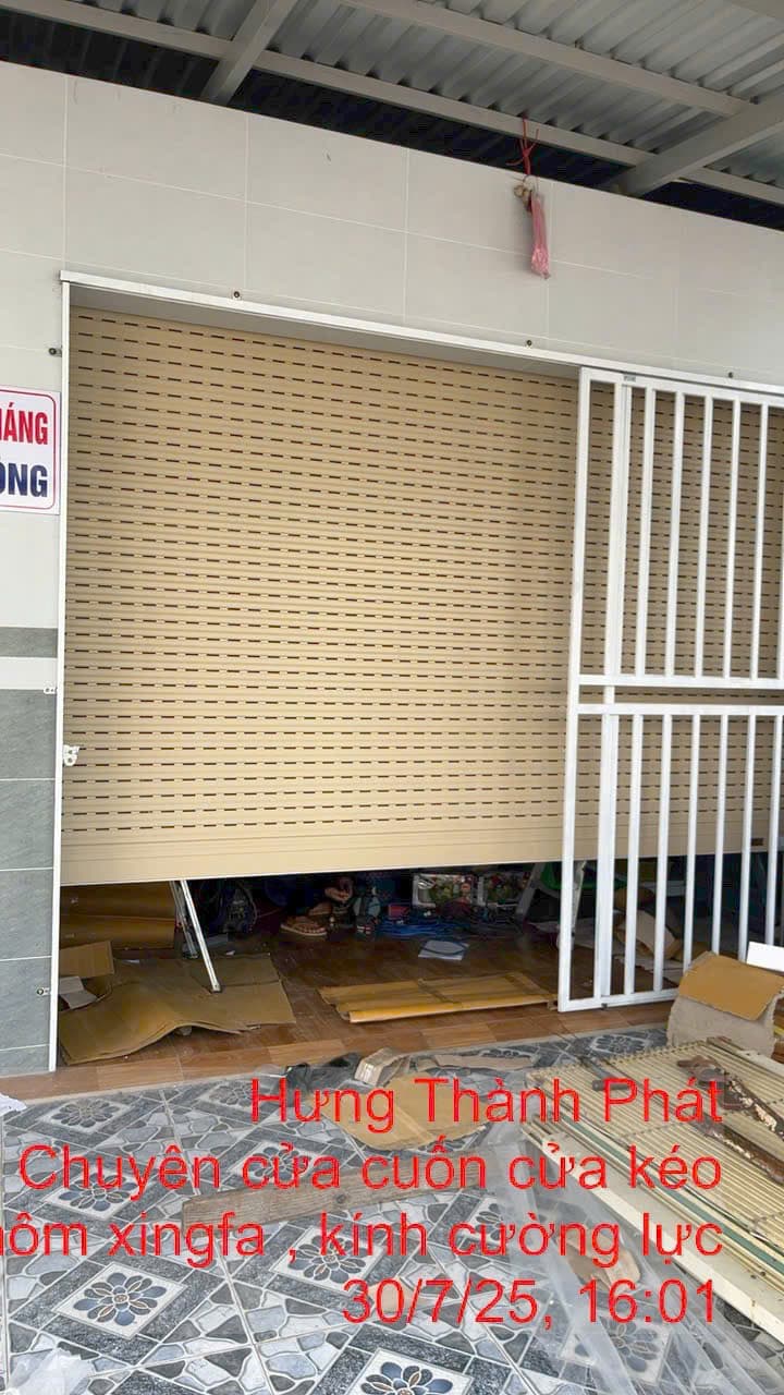 Cửa cuốn kem + cổng lưới trắng