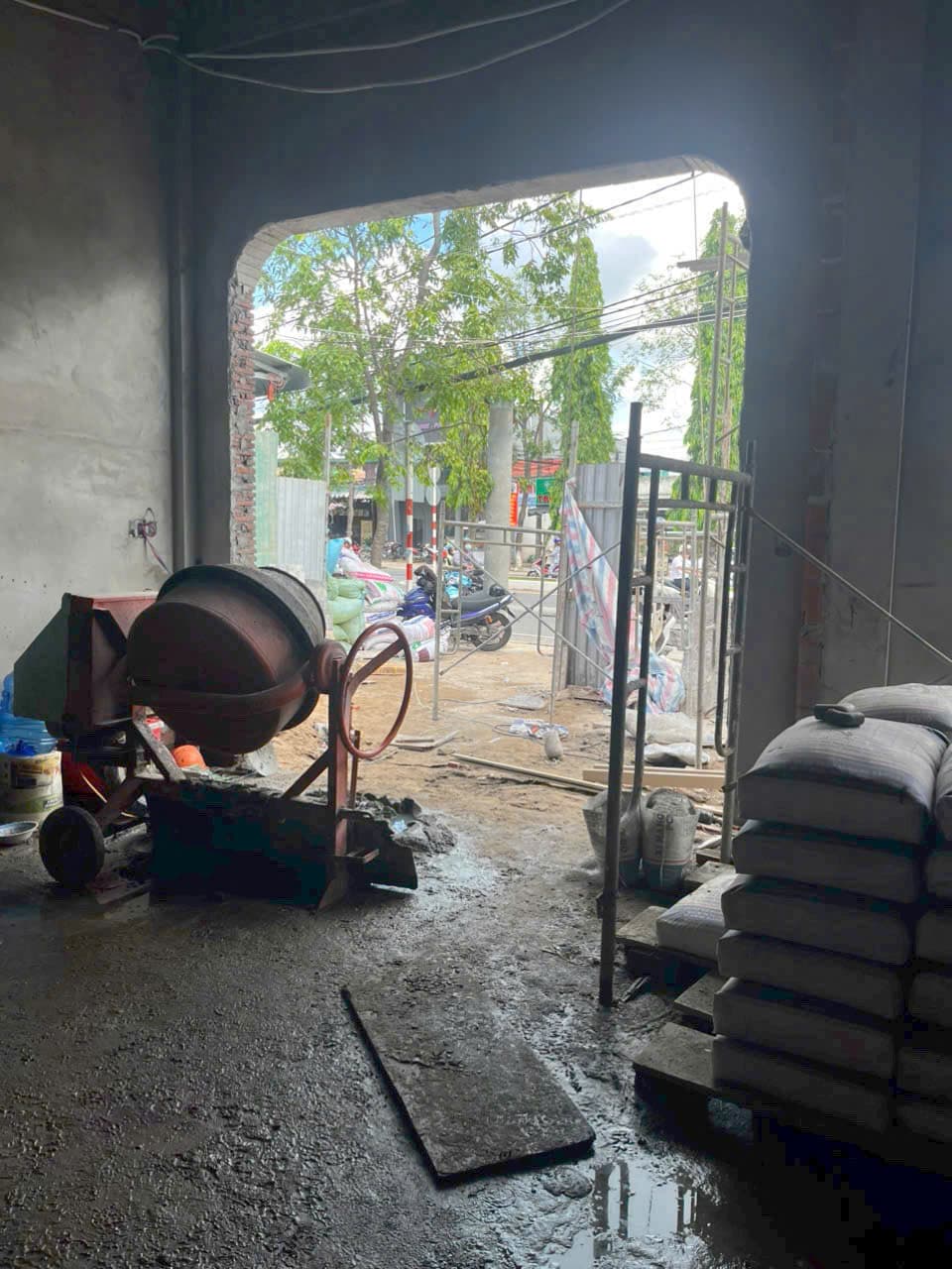 Nhà bê tông (đang xây, cổng vòm) — ảnh 2