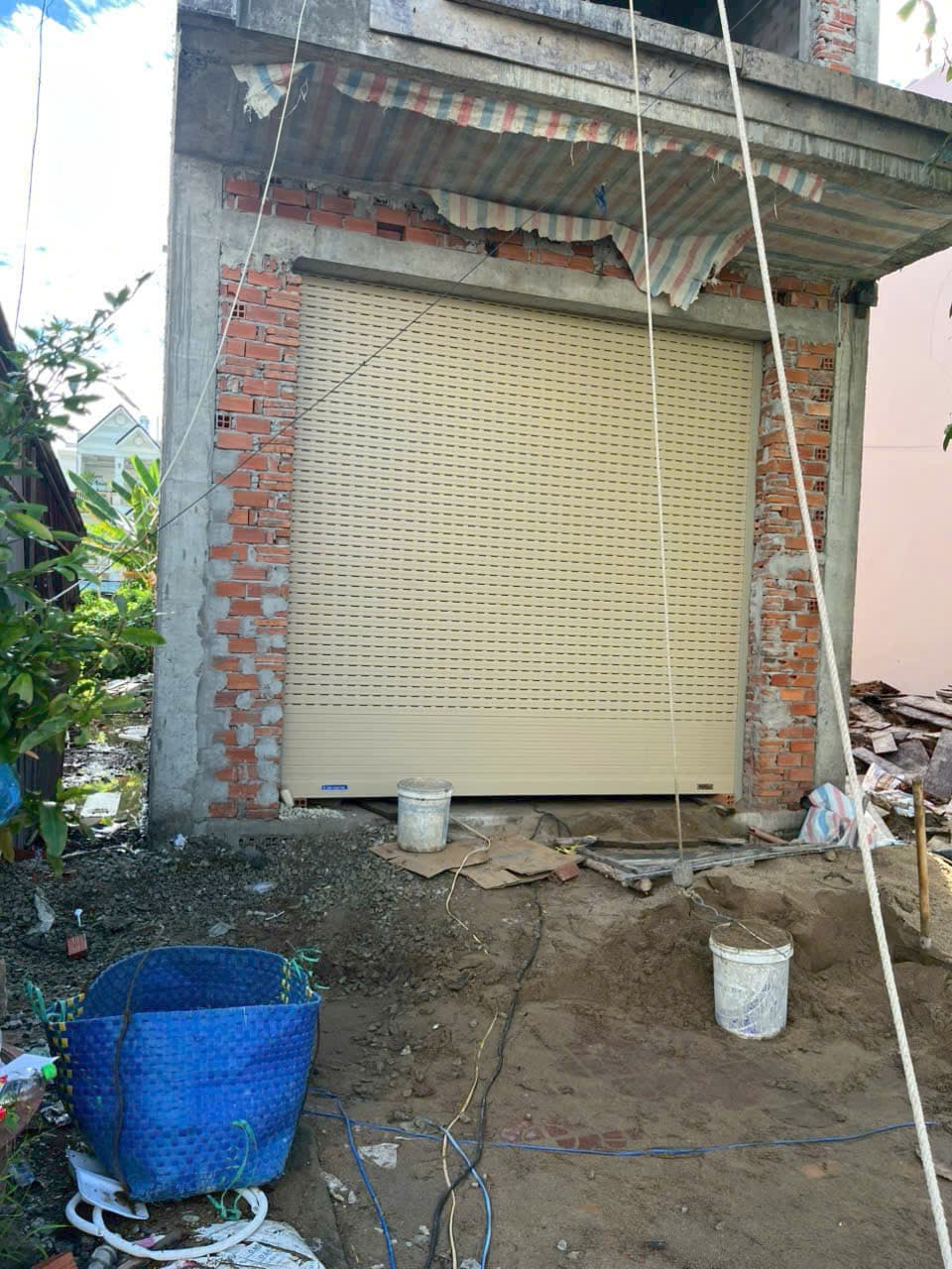Nhà thô gạch, cửa cuốn kem