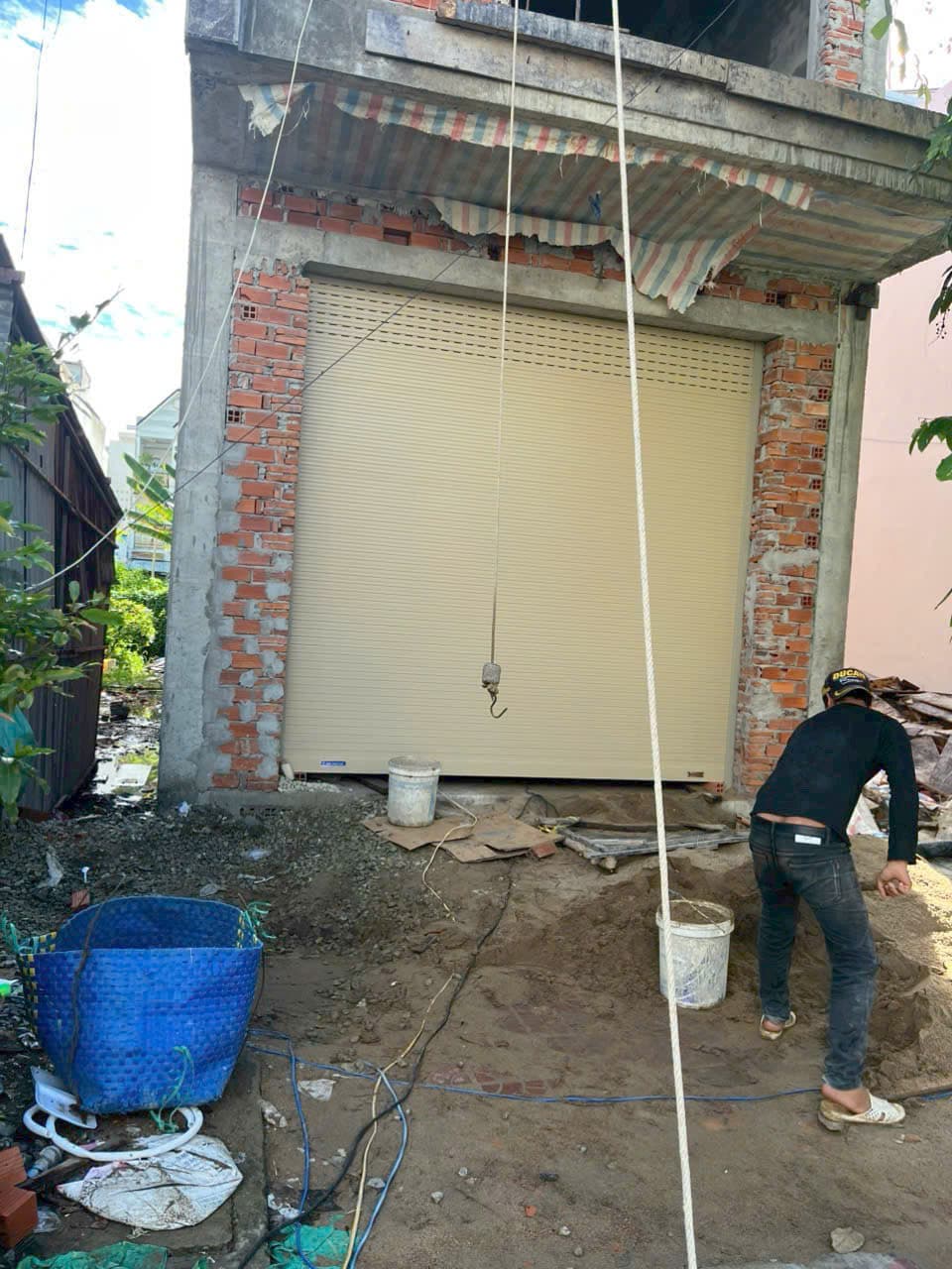 Nhà thô gạch, cửa cuốn kem — ảnh 2