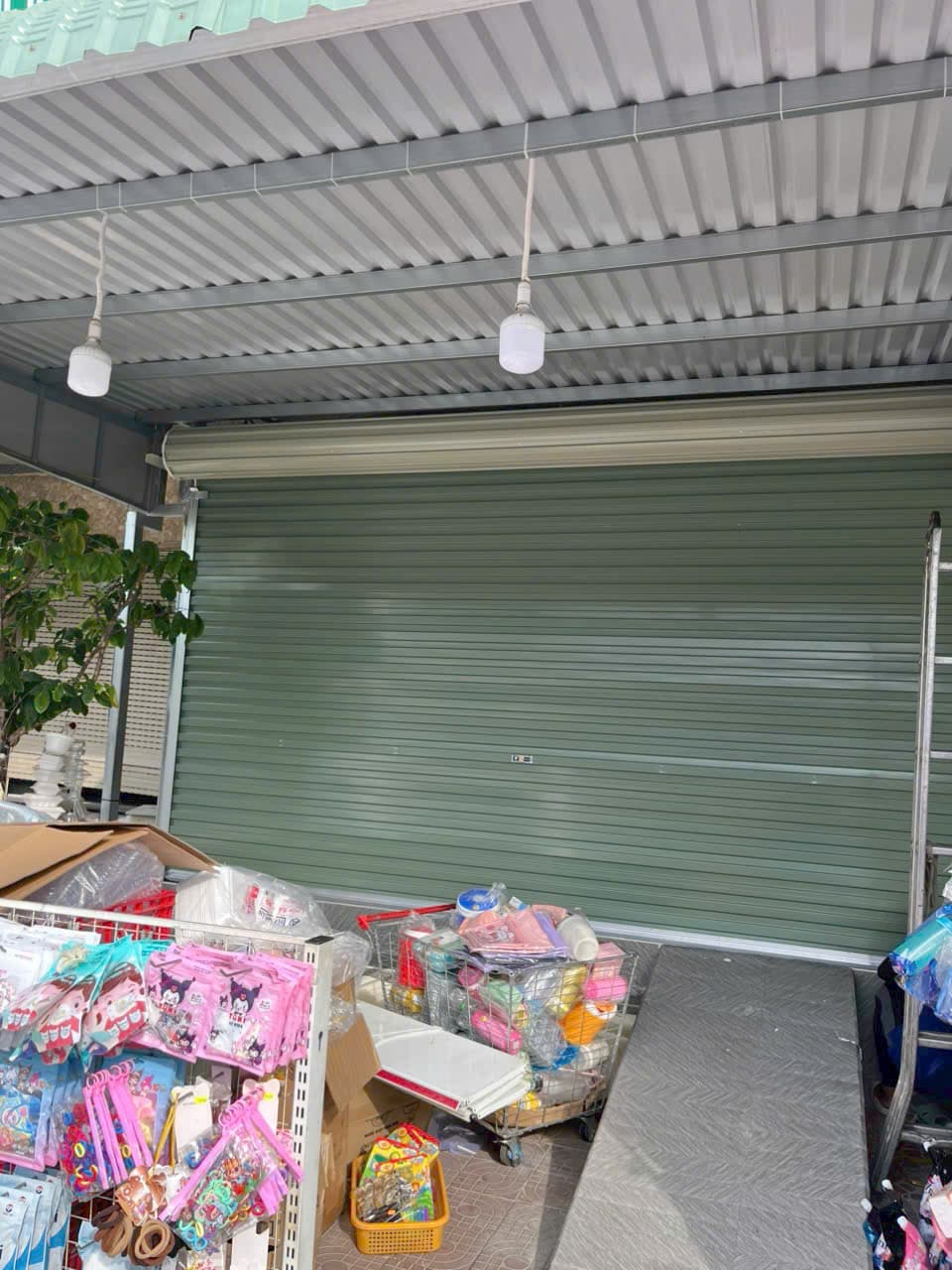 Nhà xưởng cửa cuốn xanh