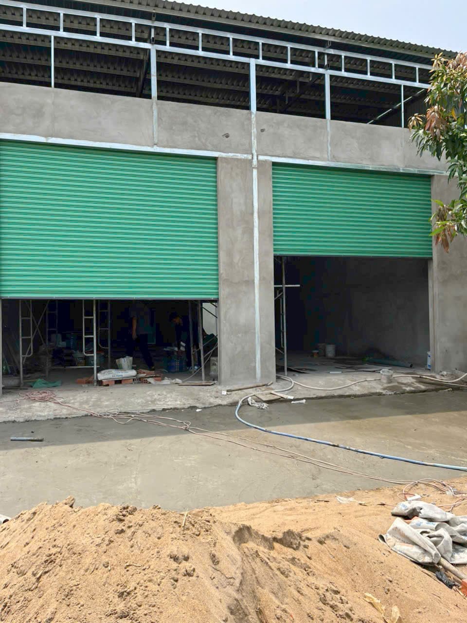 Nhà xưởng cửa cuốn xanh — ảnh 2