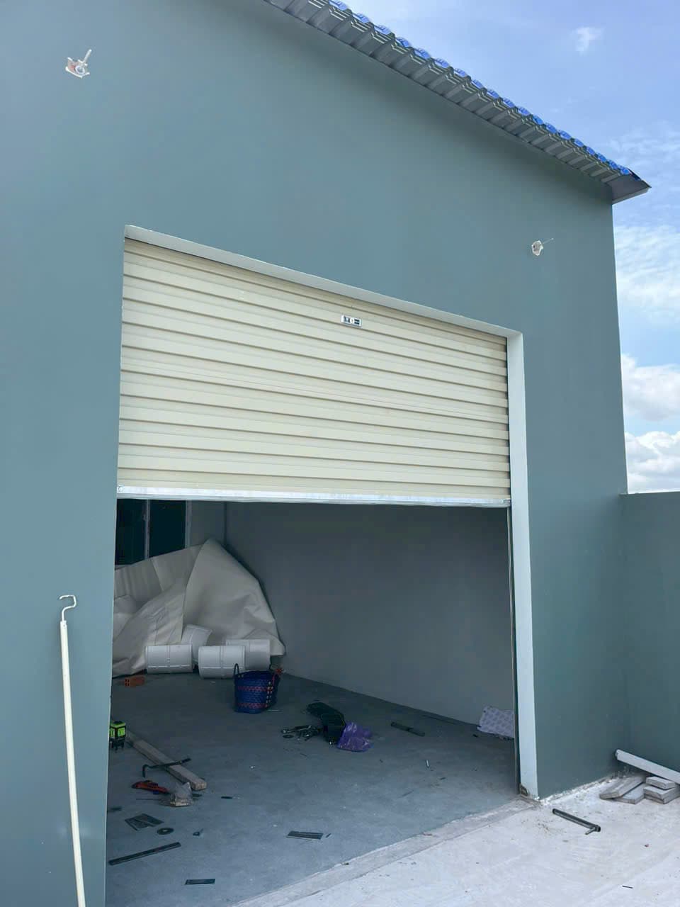 Nhà cửa cuốn kem, tường xám