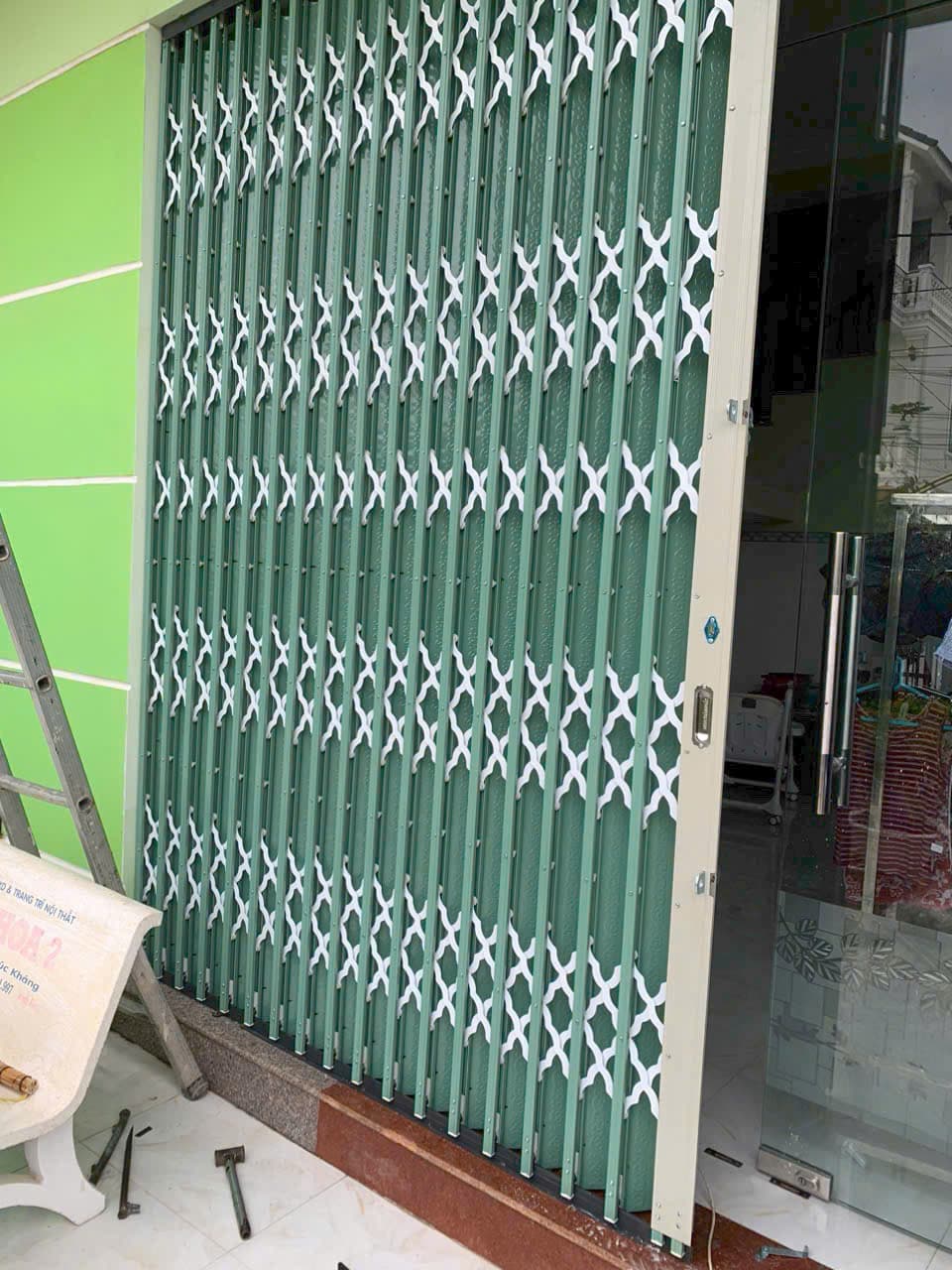 Cửa kéo xanh + kính