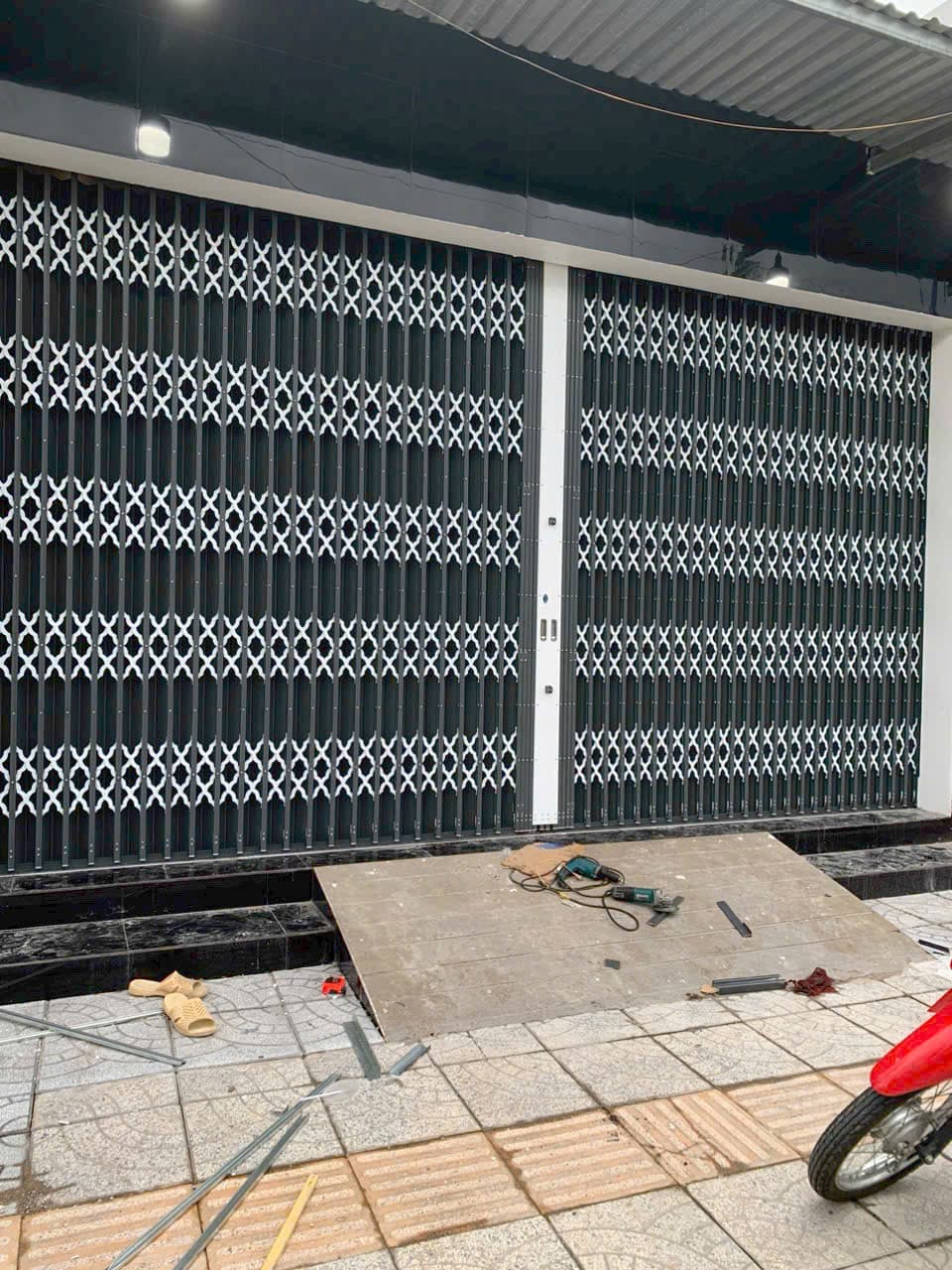 Cửa kéo xanh, vỉa hè