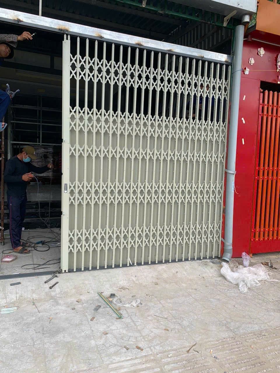 Cửa kéo kem + cổng đỏ