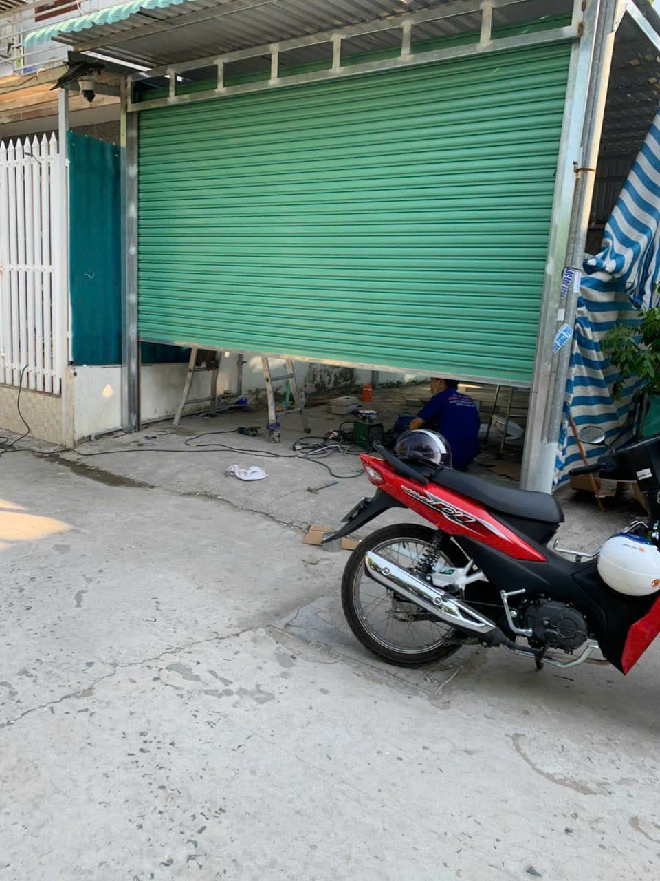 Cửa cuốn xanh, hẻm