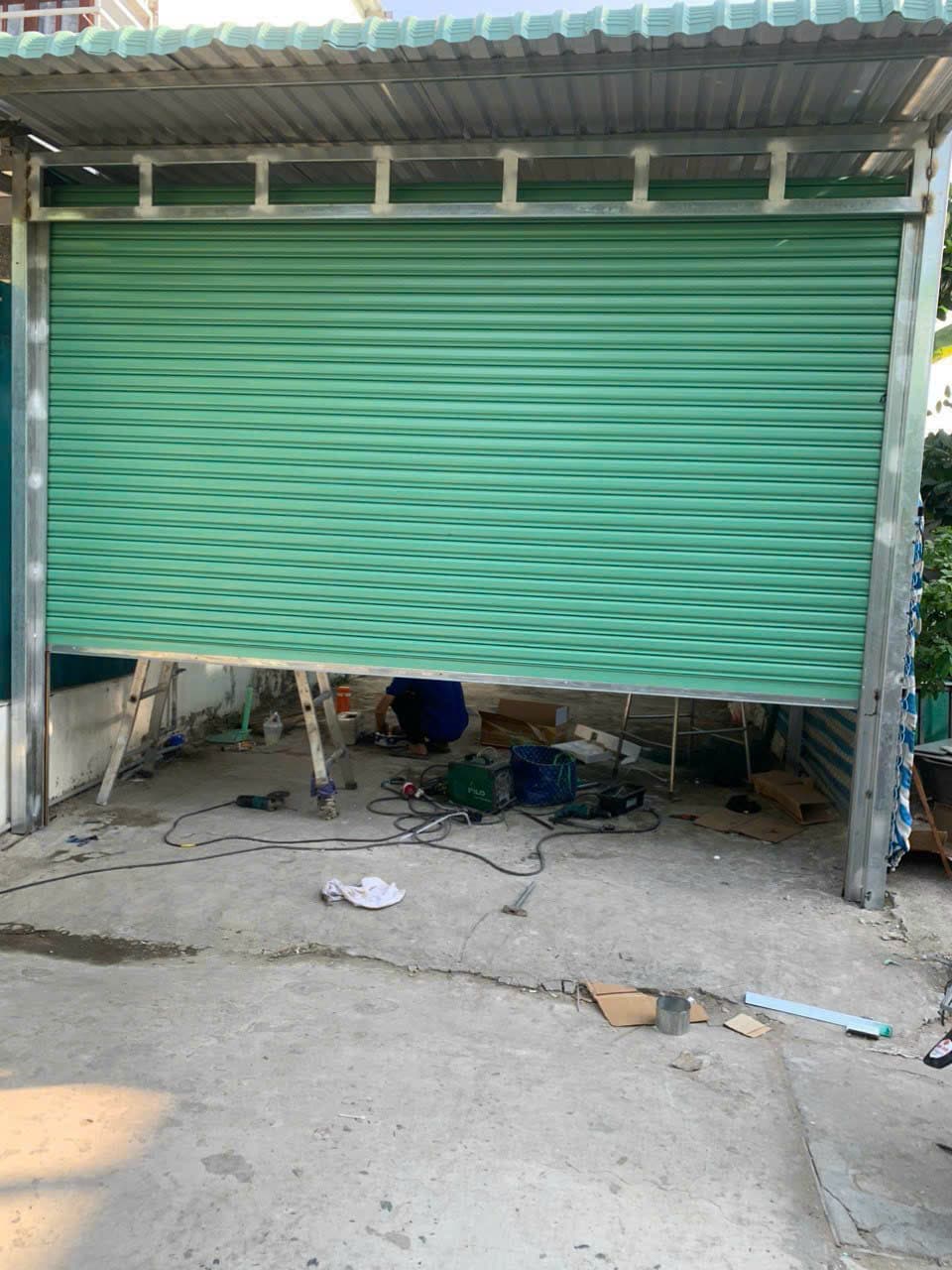 Cửa cuốn xanh, hẻm — ảnh 2