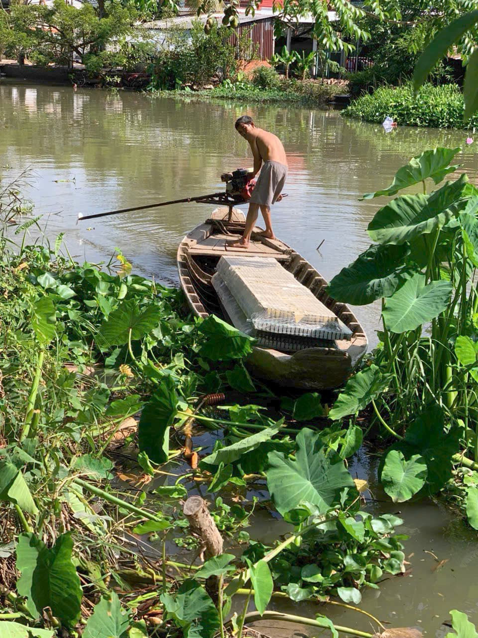 Đi ghe tới công trình (ảnh khác)